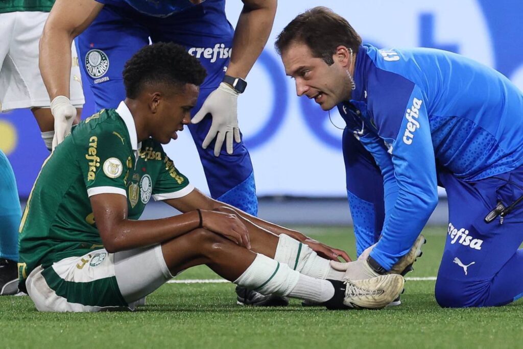 Estevão foi atendido duas vezes antes de deixar a partida. Foto: Cesar Greco/Palmeiras