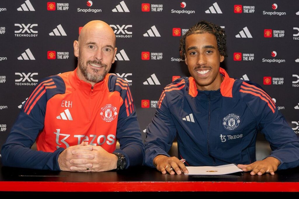 Erick ten Hag, treinador do United, e o zagueiro Leny Yoro (Foto: Reprodução)