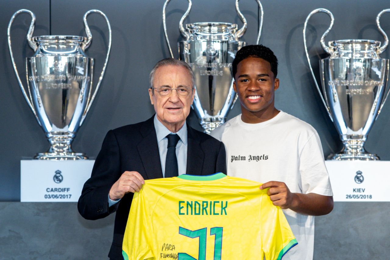 Endrick, ao lado de Florentino Pérez, presidente do Real Madrid (Foto: Reprodução/RMFC)