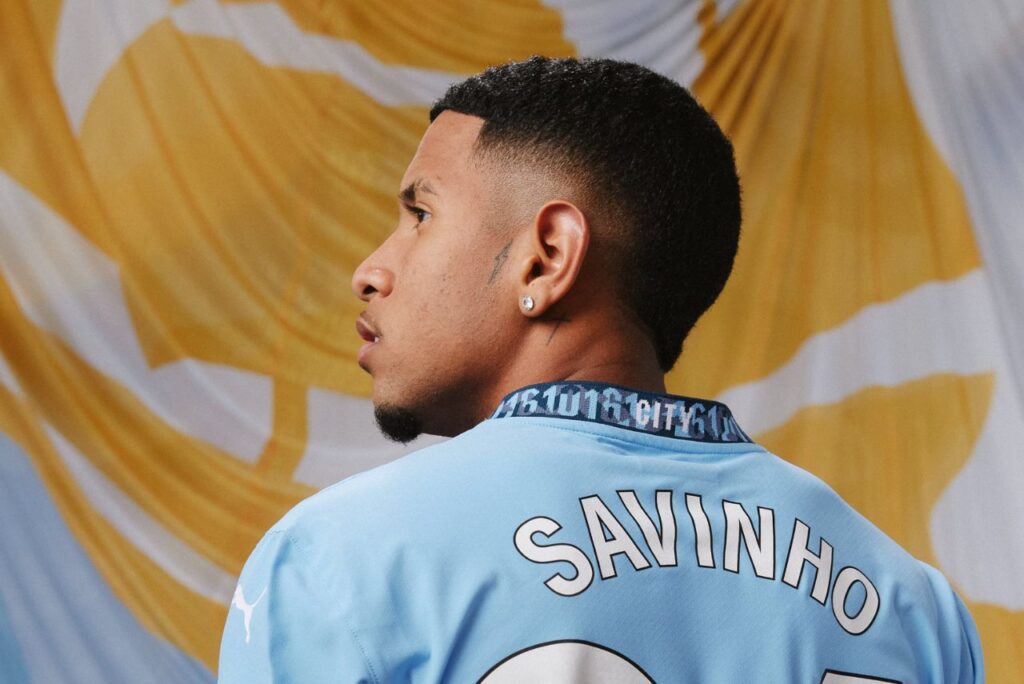 Savinho comemora chegada ao Manchester City: 