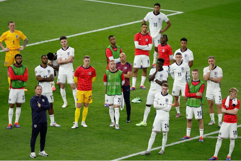 Elenco da Inglaterra após derrota na final da Eurocopa 2024 (Foto: Odd Andersen/AFP)