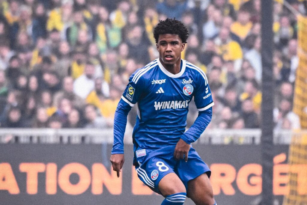 Andrey Santos em campo pelo clube francês