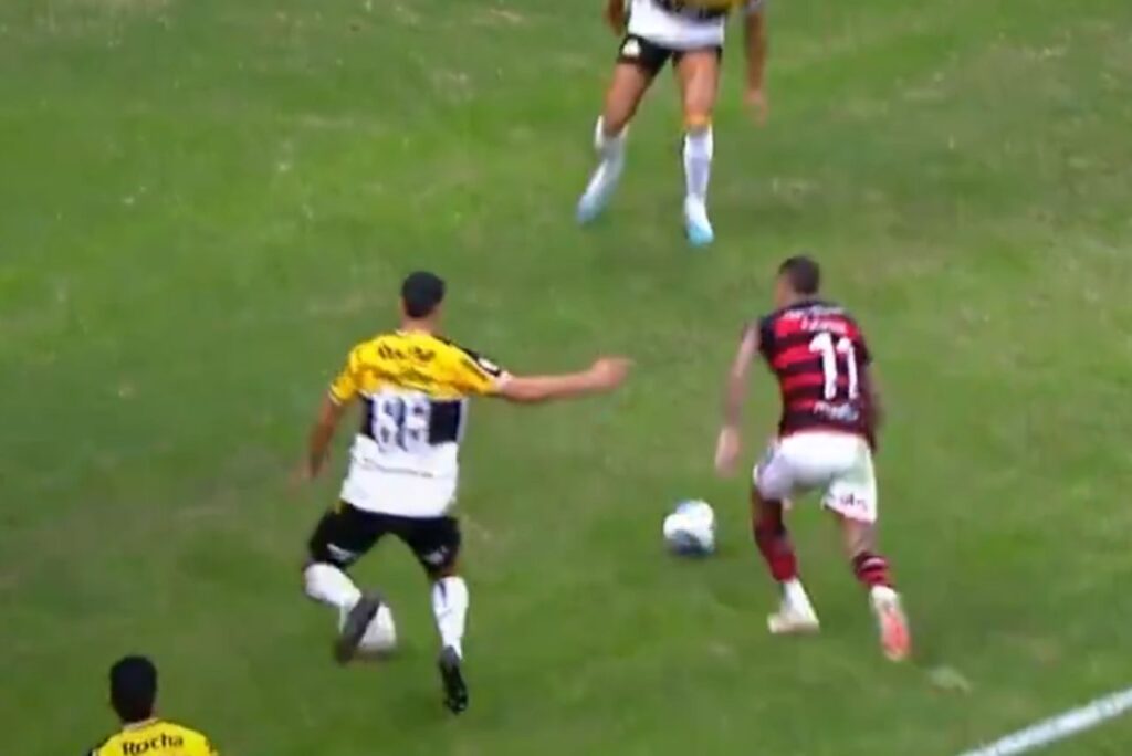 Lance inusitado na vitória do Flamengo contra o Criciúma