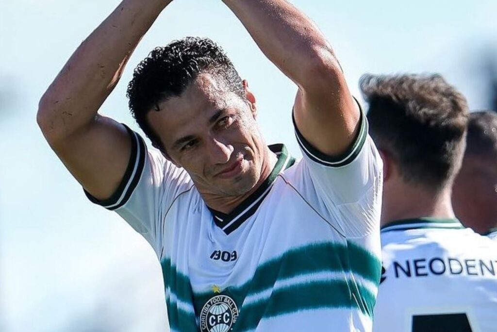 Leandro Damião em campo pelo Coritiba