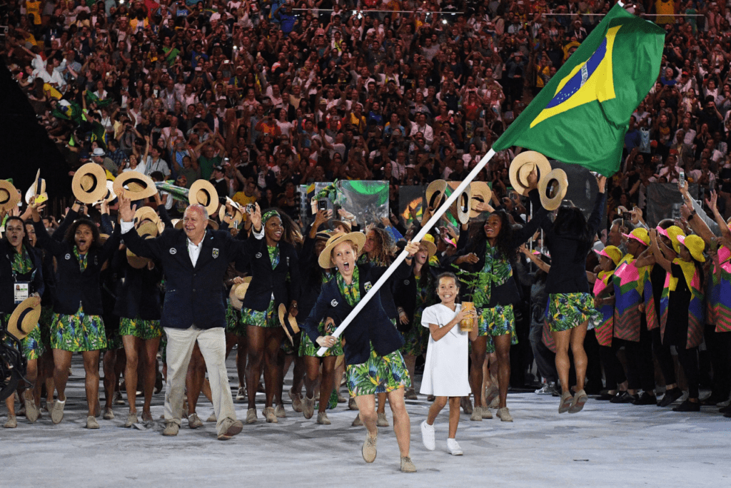 Yane Marques foi a porta-bandeiras do Brasil em 2016