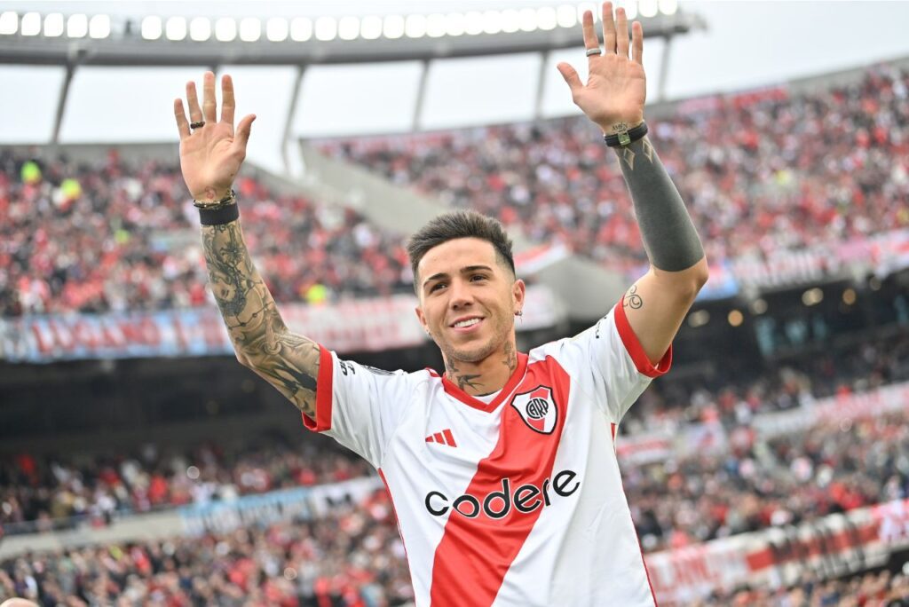 Enzo Fernández foi ovacionado pela torcida do River Plate