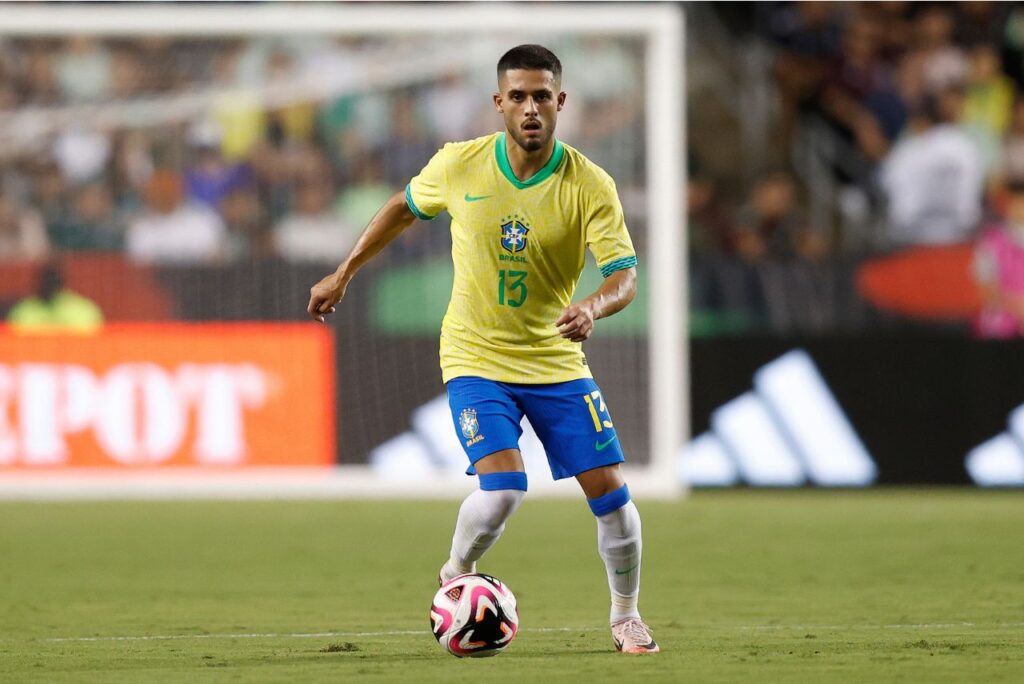 Yan Couto em campo pela Seleção Brasileira