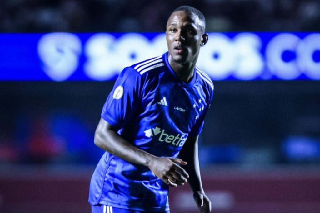 João Pedro em campo pelo Cruzeiro