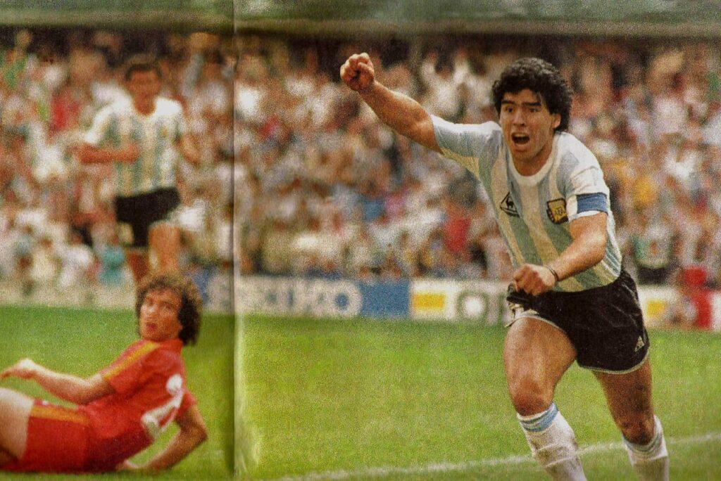 Maradona utilizando o uniforme leiloado na Copa do Mundo de 1986 (Foto: Dani Yako/Viva)