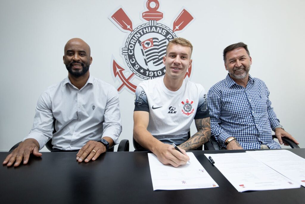 Charles assinou contrato com o Corinthians