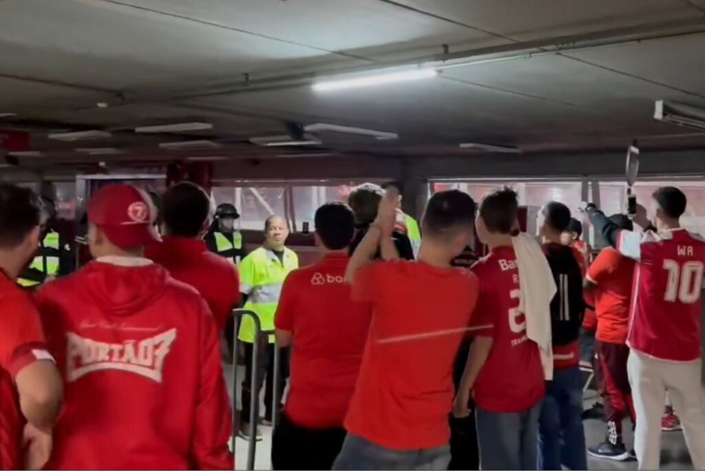 Torcedores do Internacional em protesto no Beira-Rio (Foto: Reprodução)