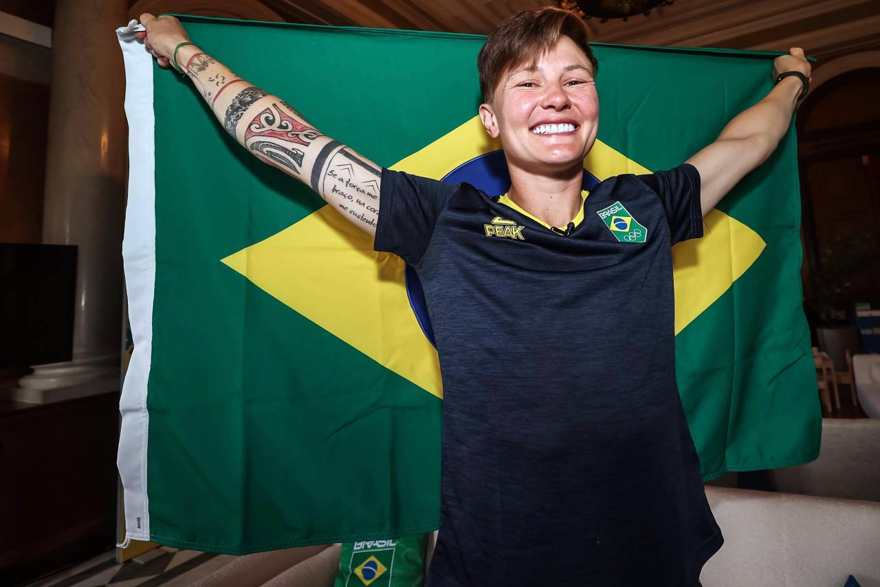 Raquel recebeu a notícia de que seria porta-bandeira de surpresa. Foto: Gaspar Nóbrega/COB