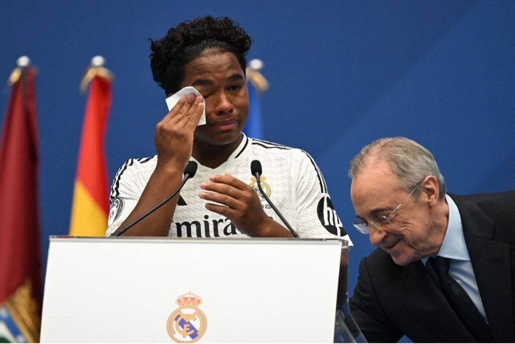 Endrick foi apresentado pelo Real Madrid neste sábado (Foto: Javier Soriano/AFP)