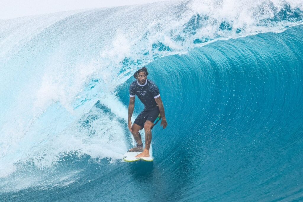 Filipe Toledo durante onda no Taiti