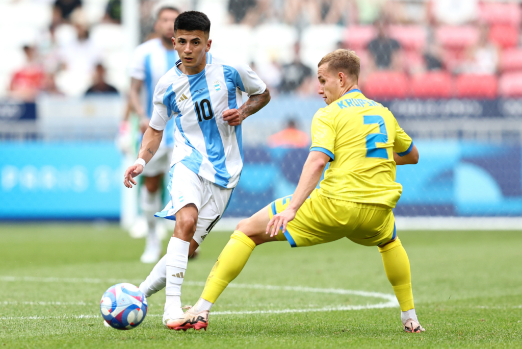 Thiago Almada marcou um dos gols da vitória da Argentina