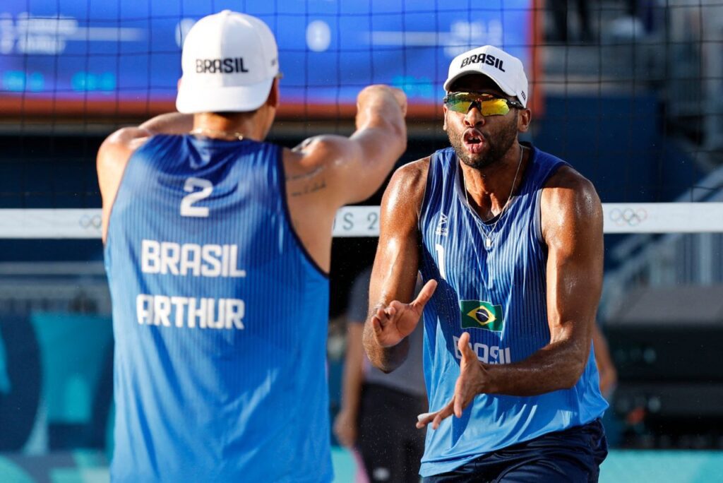 Evandro e Arthur avançaram às oitavas do vôlei de praia (Foto: Reprodução)