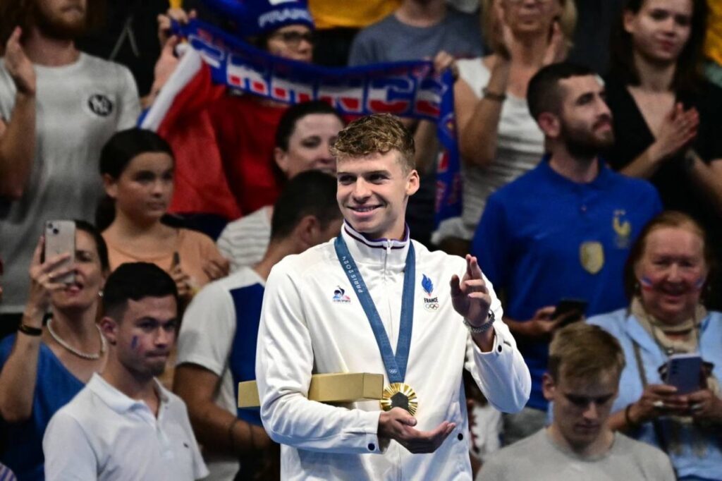 Léon Marchand ainda pode conquistar mais uma medalha de ouro. Foto: MANAN VATSYAYANA/AFP