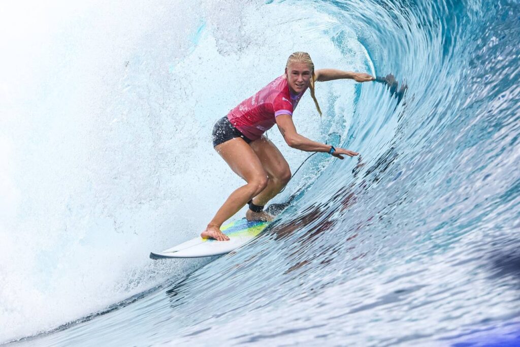 O surfe foi adiado nos Jogos Olímpicos por conta do tempo em Teahupo'o. Foto: Reprodução/X