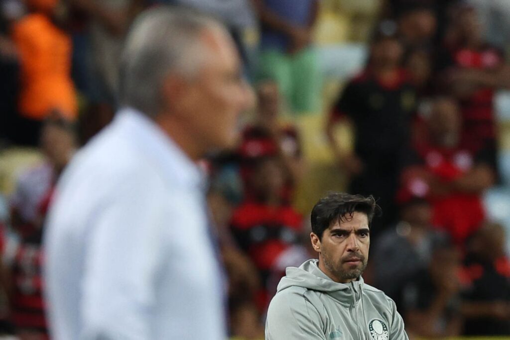 Tite e Abel Ferreira durante vitória do Flamengo