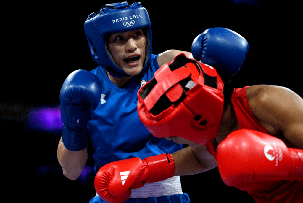 Brasileira sofreu derrota unânime contra ex-campeã mundial no boxe