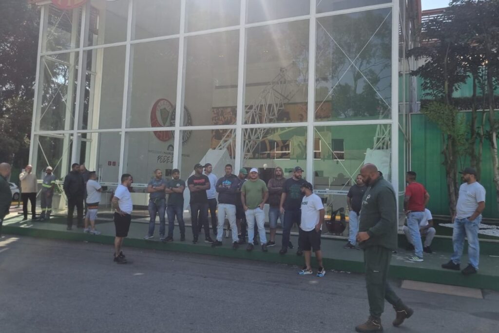 Protesto da torcida do Palmeiras (Foto: Reprodução)