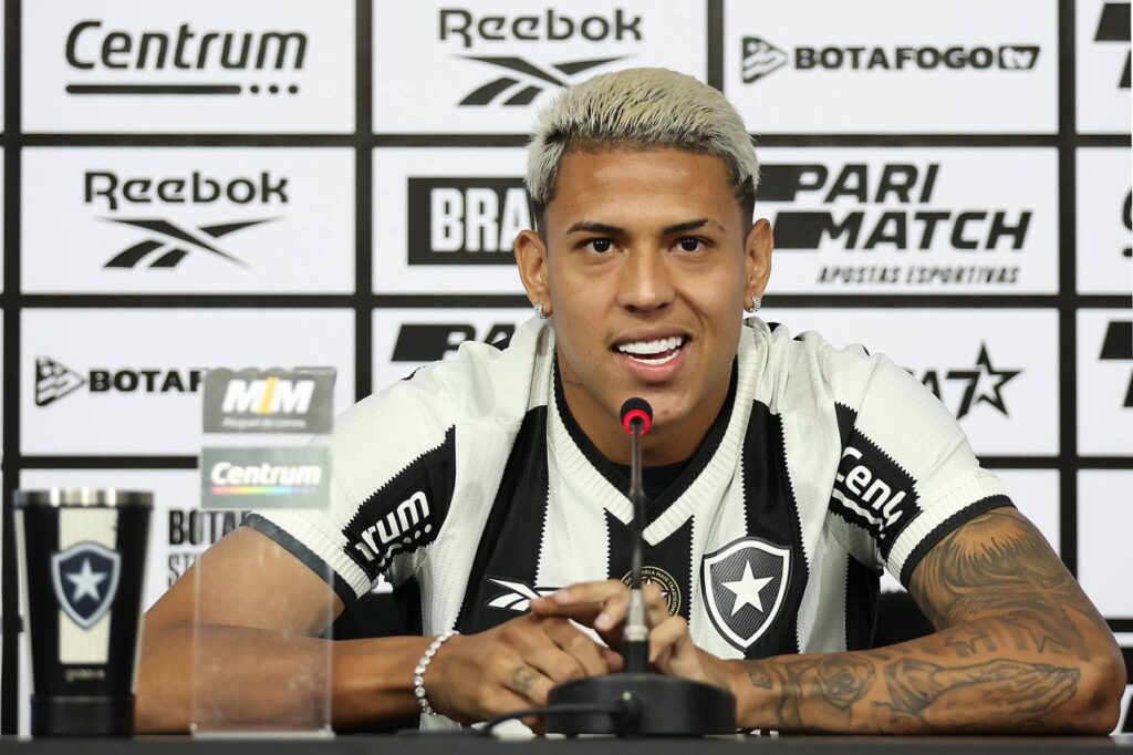 Matheus Martins foi negociado pela Udinese da Itália e chegou ao botafoguense. Foto: Vitor Silva/Botafogo