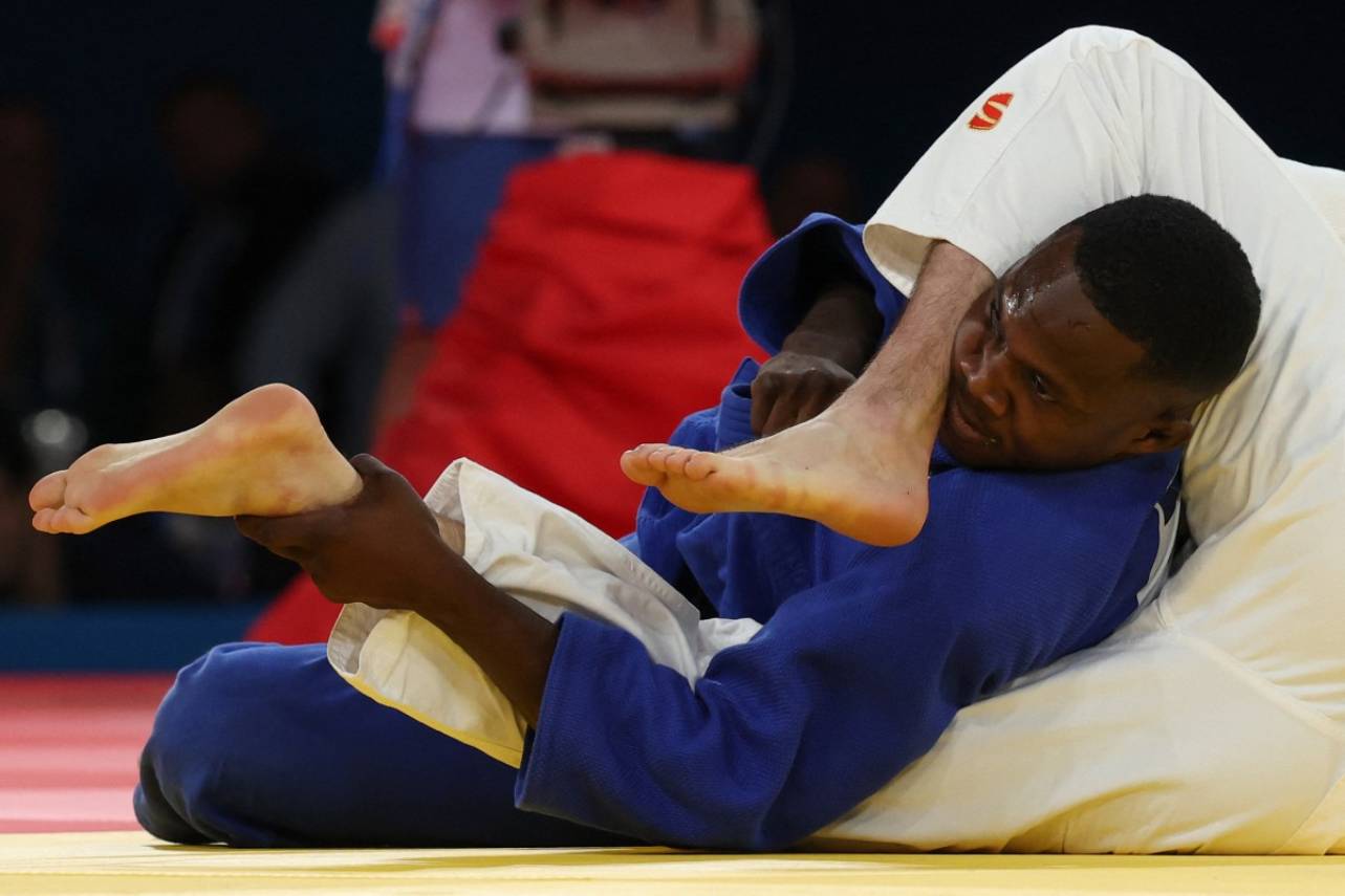 Momento em que o brasileiro inicia a passagem que valeu a punição. Foto: JACK GUEZ/AFP