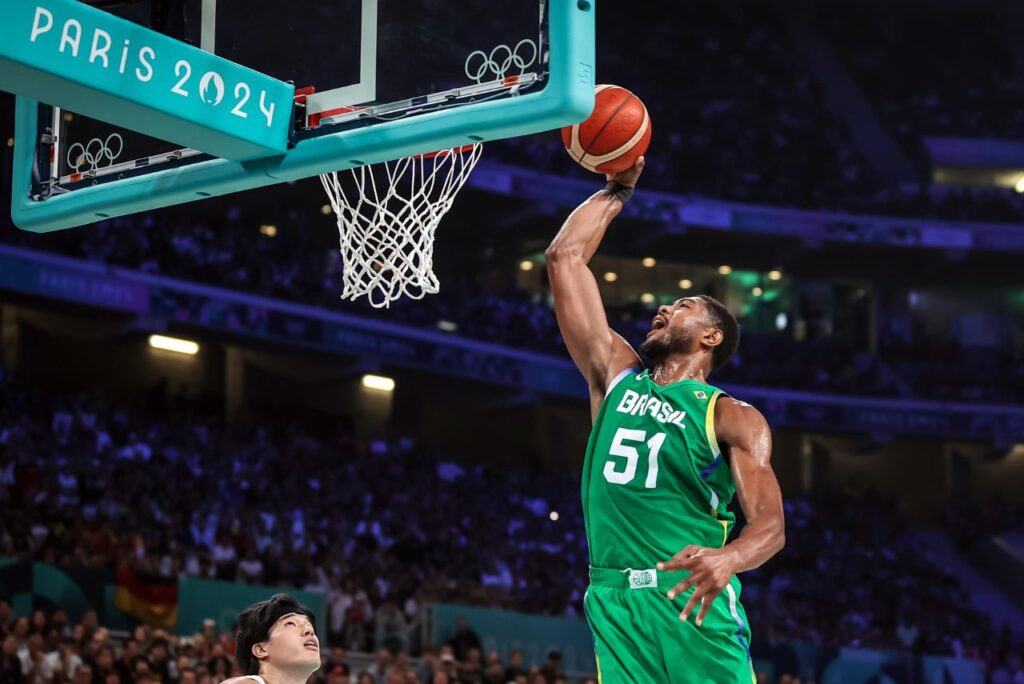 Bruno Caboclo em vitória do Brasil no Basquete