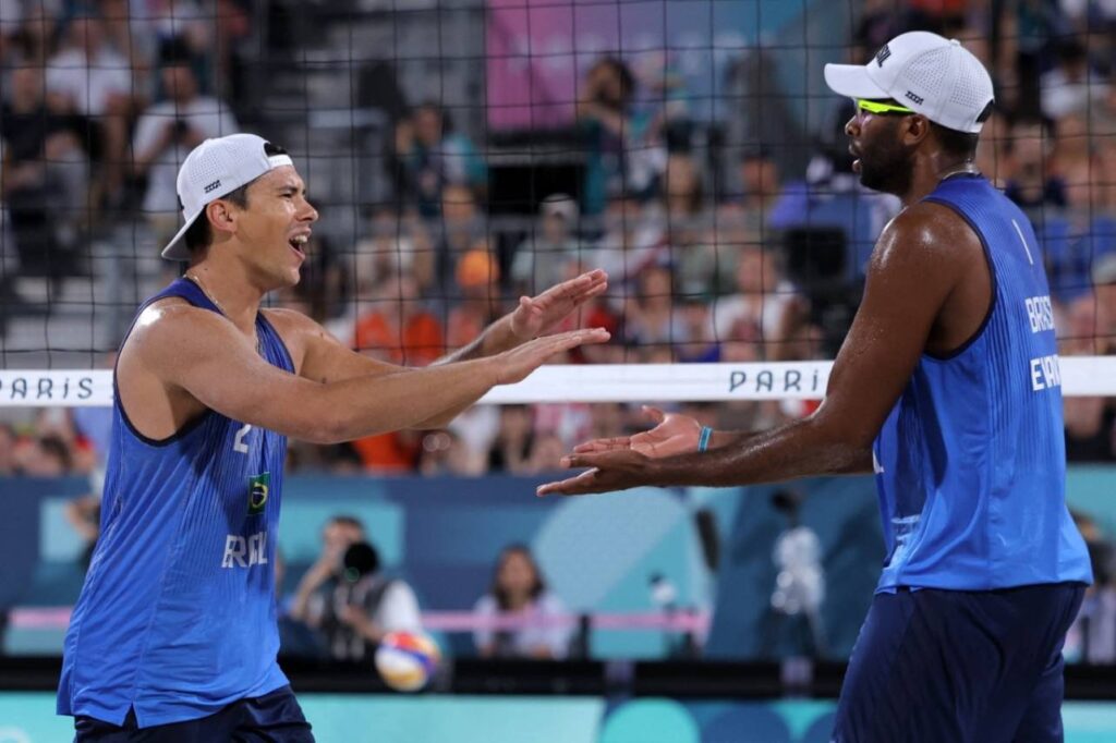 Evandro e Arthur estão nas oitavas de final da competição. Foto: THOMAS SAMSON/AFP