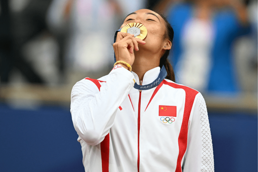 Zheng Qinwen conquista o ouro no tênis feminino em Paris 2024