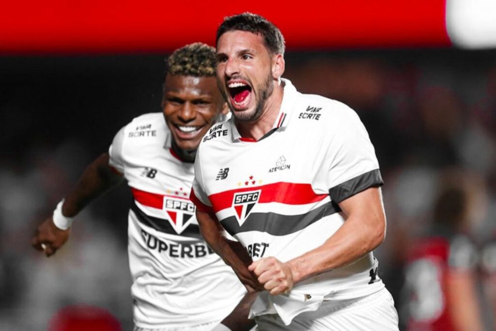 Calleri comemora gol contra o Flamengo