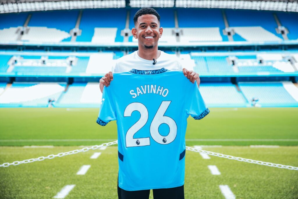 Savinho com a camisa 26 do Manchester City