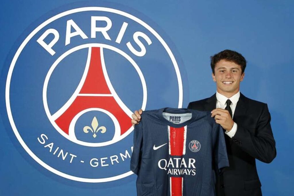 João Neves com a camisa do PSG