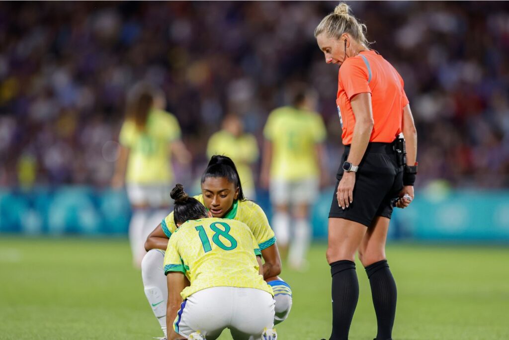 Jogadoras e do Brasil e arbitra que deu longos acréscimos