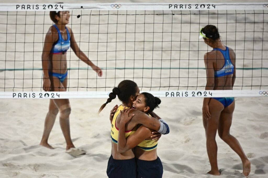 Duda e Ana Patrícia estão nas quartas de final em Paris. Foto: ARIS MESSINIS/AFP