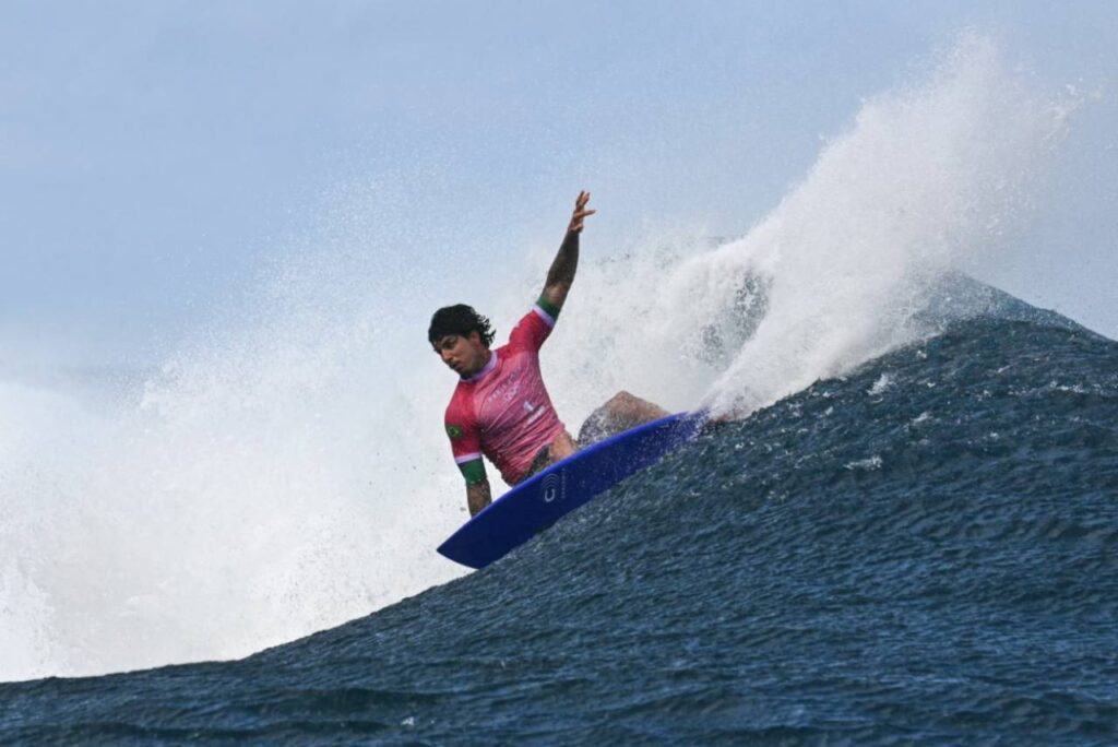 Gabriel Medina não encontrou a onda ideal e foi desclassificado. Foto: JEROME BROUILLET/AFP