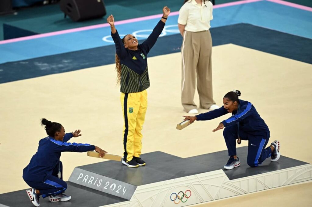 Simone Biles afirmou que Rebeca Andrade era uma rainha. Foto: PAUL ELLIS/AFP