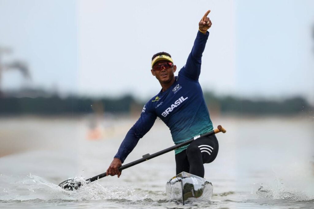 Isaquias caia na agua representando o Time Brasil. Foto: Divulgação/CBC