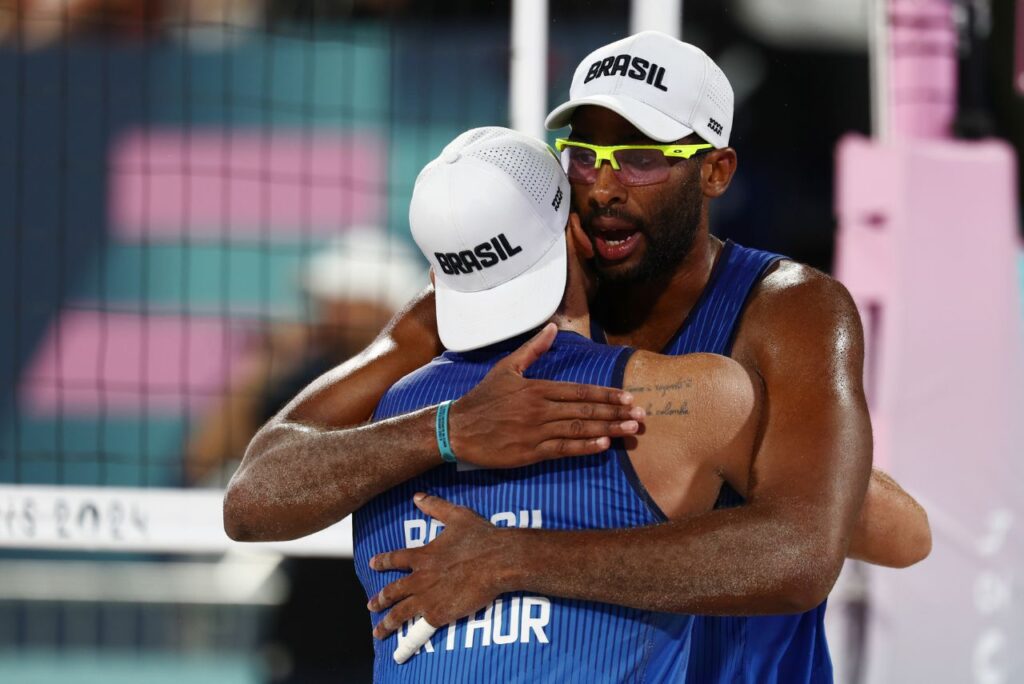 Evandro e Arthur foram eliminados no vôlei de praia de Paris 2024 (Foto: Luiza Moraes/COB)