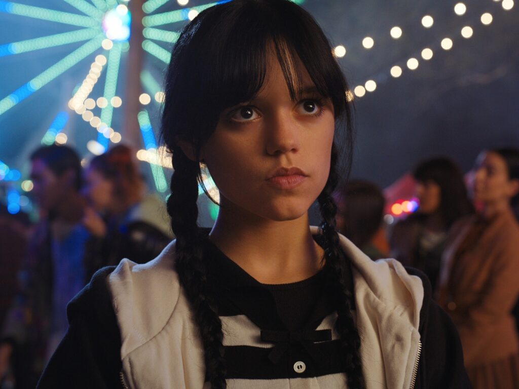 Jenna Ortega negocia para estrelar novo filme de J. J. Abrams com Glen Powell