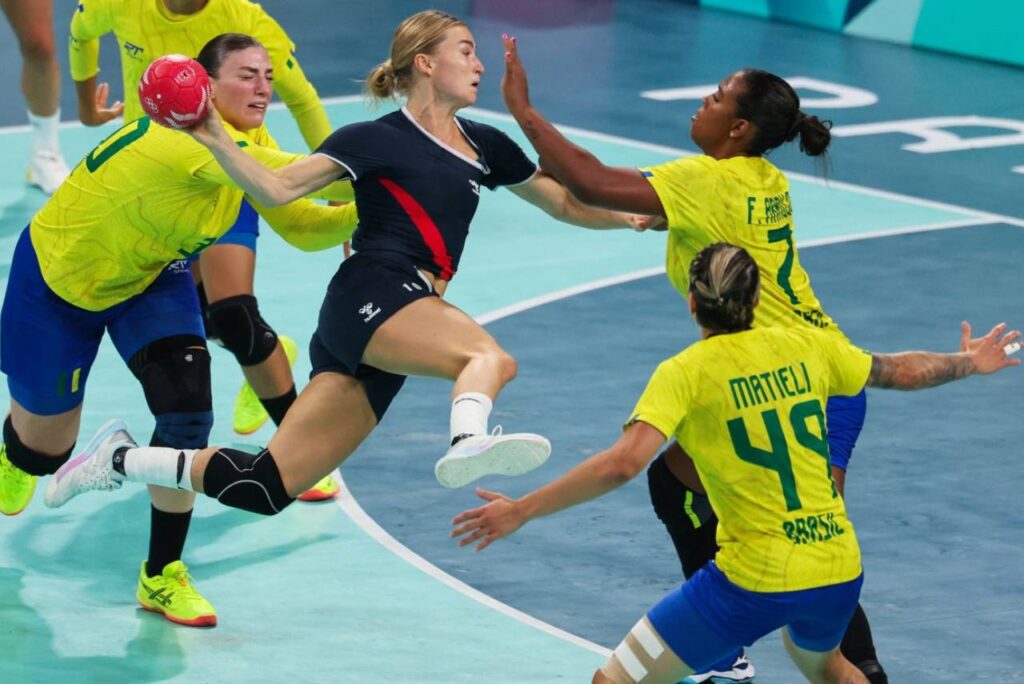 O time do Brasil de handebol não conseguiu parar o time da Dinamarca. Foto: FRANCOIS LO PRESTI?AFP