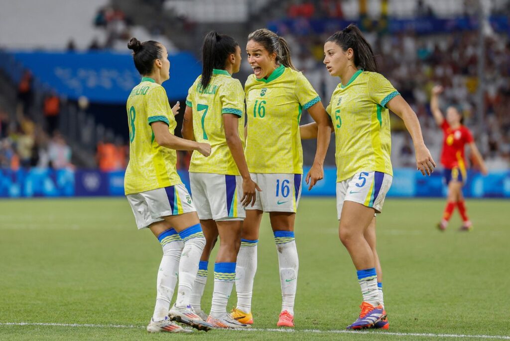 Jogadoras da Seleção Feminina comemoram vitória contra a Espanha