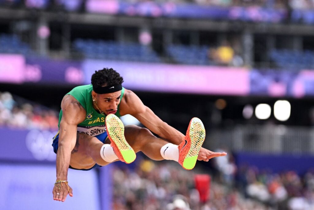 Almir Jr no salto triplo em Paris 2024 (Foto: Kirill Kudryavtsev/AFP)