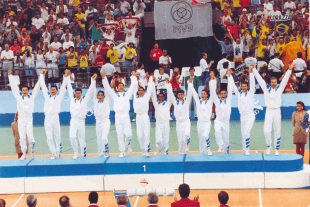 José Roberto Guimarães foi o comandante do primeiro ouro do vôlei masculino brasileiro