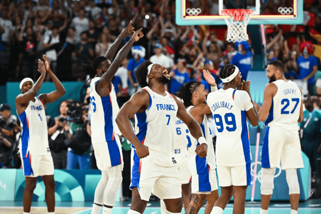 Em casa, França vence revanche contra Alemanha e conquista vaga na final do basquete