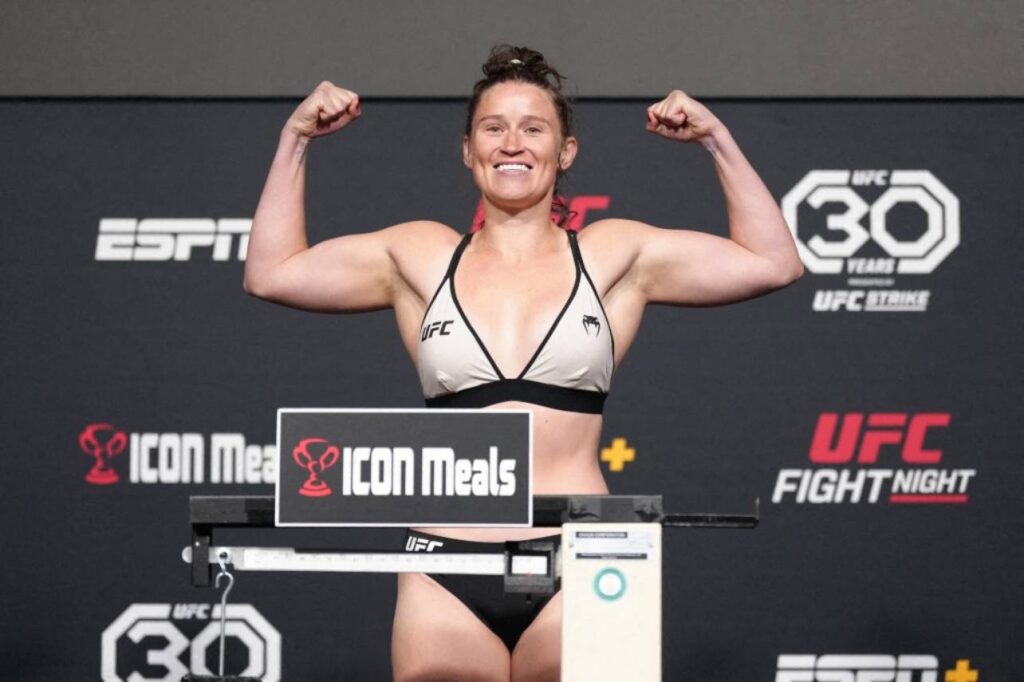 Chelsea Chandler extrapolou em mais de 2.5kg na pesagem do UFC Las Vegas 95. Foto: HANDOUT/GETTY IMAGES NORTH AMERICA/Getty Images via AFP