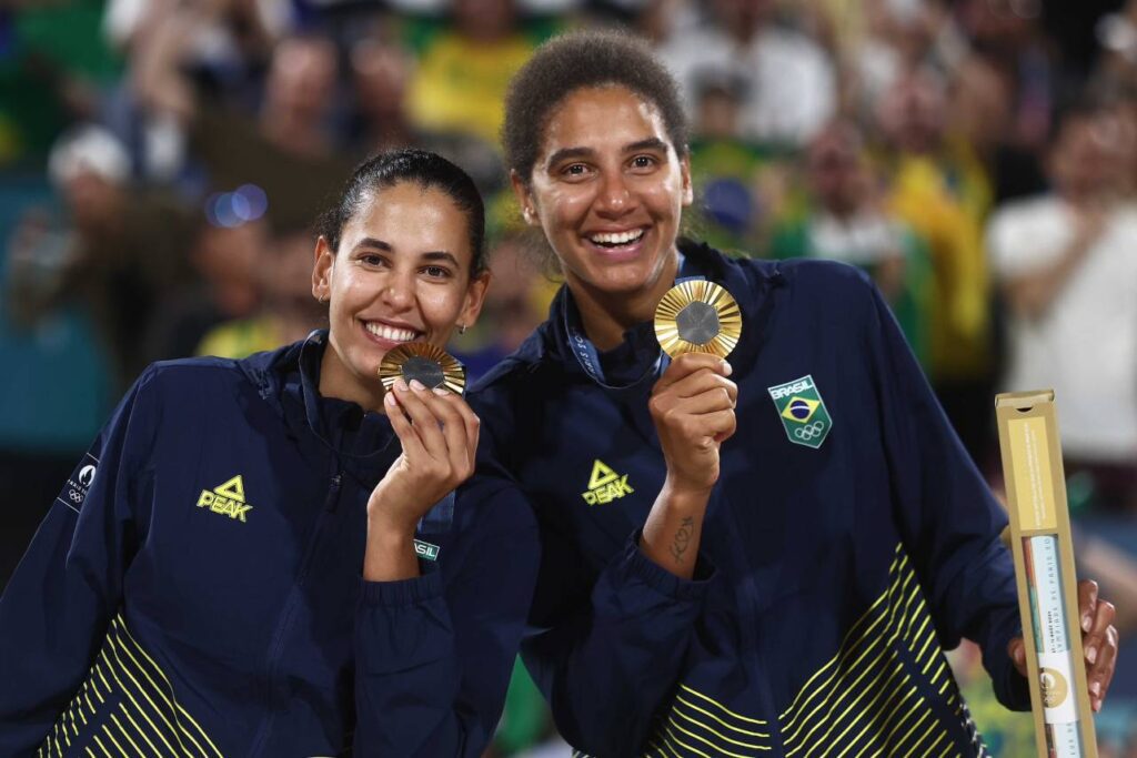 Duda e Ana Patrícia durante a cerimônia do pódio. Foto: Reprodução/X