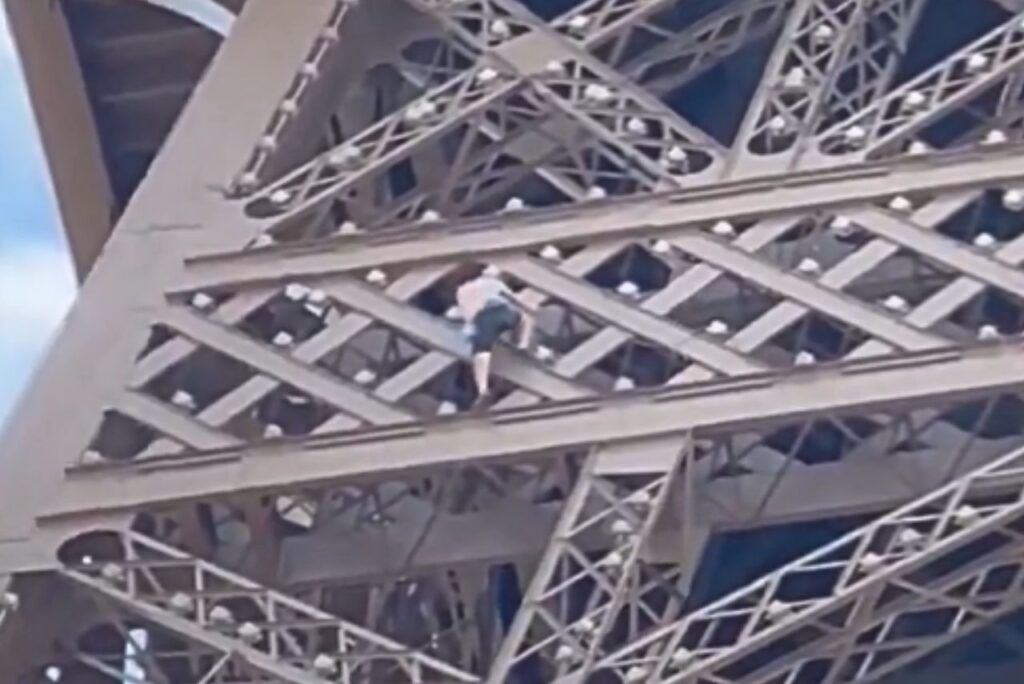 Homem escalou a Torre Eiffel (Foto: Reprodução)