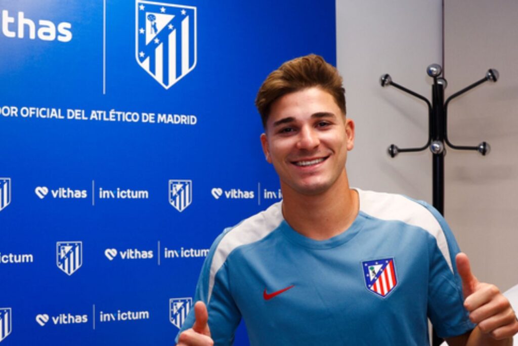 Julián Álvarez com a camisa do Atlético de Madrid