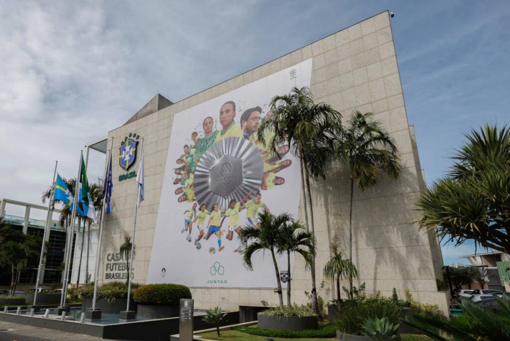 Fachada da CBF com homenagem a Seleção feminina. Foto: Rafael Ribeiro/CBF